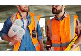 Ropa laboral para verano: guía completa para trabajar cómodo y seguro con altas temperaturas